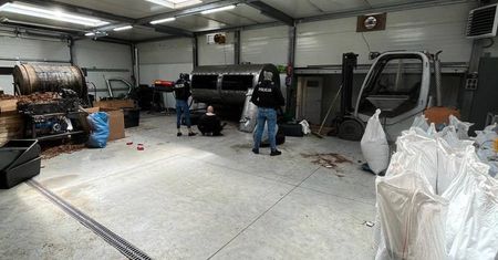 Policjanci wkroczyli do hali. Znaleźli całe tony nielegalnych wyrobów