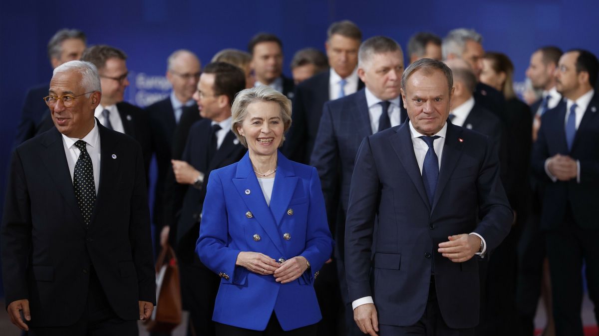 Donald Tusk w Brukseli
From left, European Council President Antonio Costa, European Commission President Ursula von der Leyen and Poland's Prime Minister Donald Tusk walk with other leaders prior to a group photo at an EU summit in Brussels, Thursday, Dec. 19, 2024. (AP Photo/Geert Vanden Wijngaert)
Geert Vanden Wijngaert
