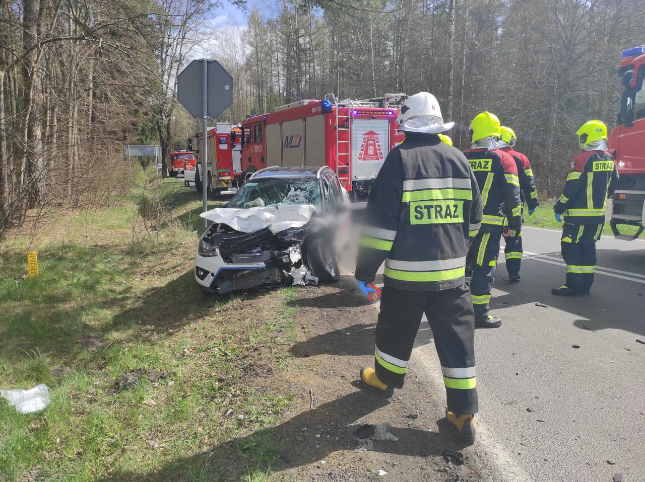 Wypadek pod Olsztynem. Zderzenie aut z 10 osobami, wśród nich niemowlę