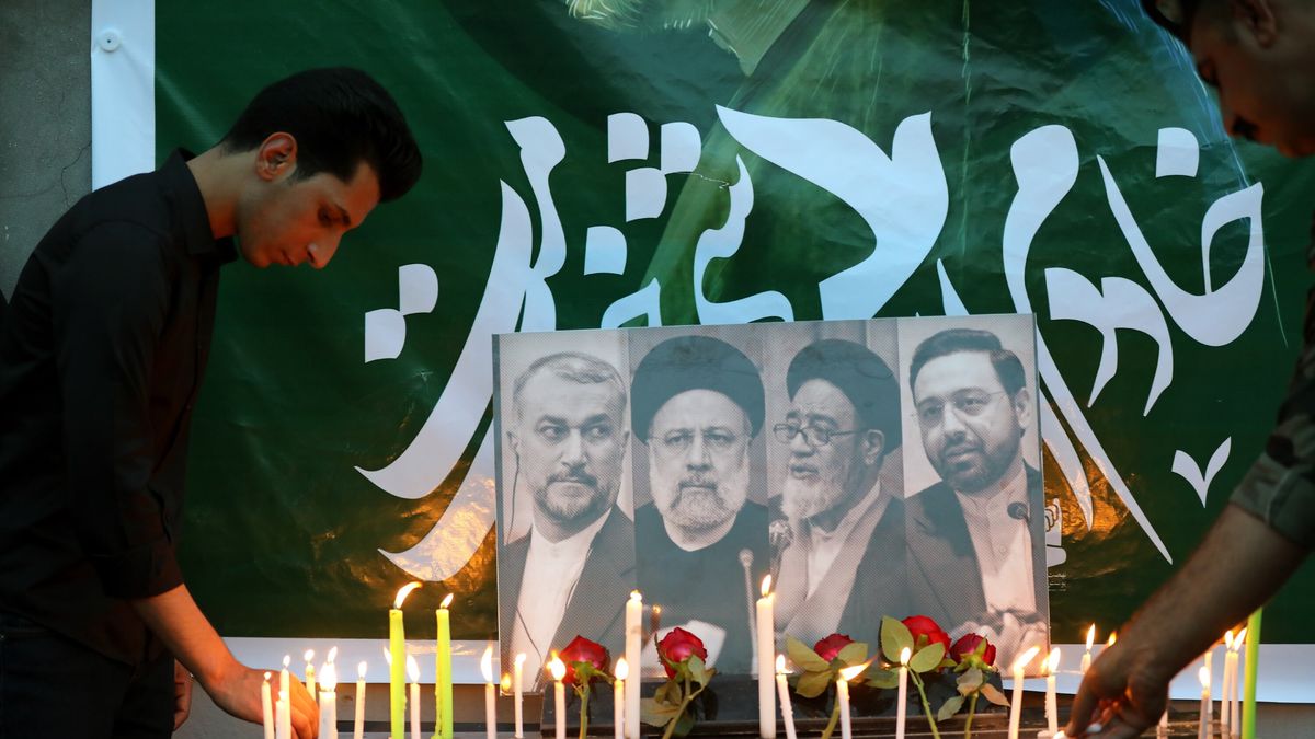 Supporters of Iran-backed Iraqi Shiite Popular Mobilization Forces light candles during a vigil outside Iran embassy following the deaths of Iran's President Raisi and Foreign Minister Amir-Abdollahian, in Baghdad, Iraq, 20 May 2024. Iran's President Ebrahim Raisi, Foreign Minister Hossein Amir-Abdollahian and several others were killed in a helicopter crash on 19 May 2024, after an official visit in Iran's northwest near the border with Azerbaijan, the Iranian government confirmed. Iran's first Vice President Mohammad Mokhber was appointed as the country's interim president following the death of Raisi, Iranian supreme leader Ayatollah Ali Khamenei announced on 20 May 2024. According to Article 131 of the Constitution, Mokhber is to serve as the Head of the executive branch for a maximum period of 50 days before a presidential election must be held in Iran, the statement added. EPA/AHMED JALIL Dostawca: PAP/EPA.