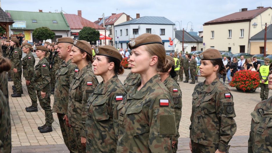 Uroczysta przysięga wojskowa żołnierzy 10 Świętokrzyskiej Brygady Obrony Terytorialnej odbyła się w niedzielę na rynku w Chęcinach. 