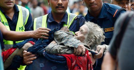 Pokiereszowane ciała zmieszane z błotem i jedno zdanie z Nepalu: módlcie się za nas