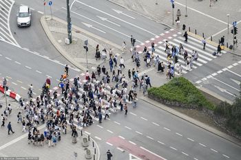 Serdeczni czy zazdrośni? Jak naprawdę widzą się Polacy