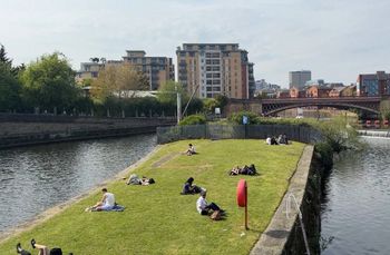 Pogodowe anomalie na Wyspach. Ludzie wylegli na trawniki