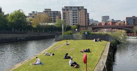 Pogodowe anomalie na Wyspach. Ludzie wylegli na trawniki