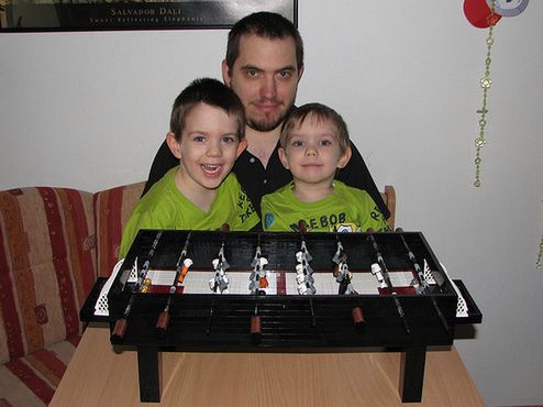 Stół do piłkarzyków zrobiony z klocków LEGO 3