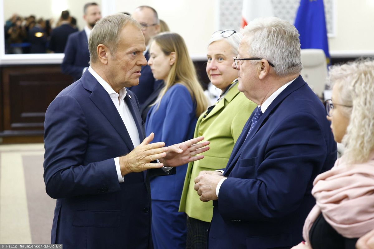 Donald Tusk i Czesław Siekierski na posiedzeniu rządu 