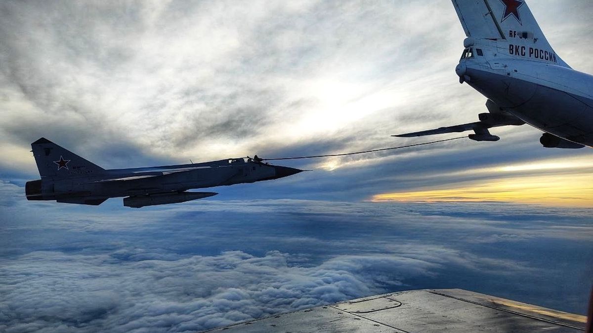 Tankowanie MiG-a-31 w powietrzu