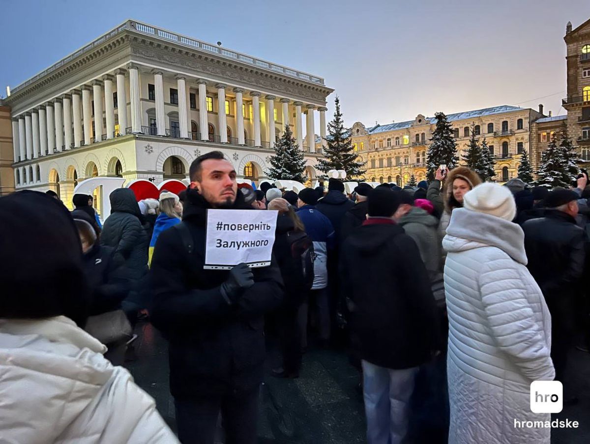 Protest w Kijowie przeciwko dymisji Wałerija Załużnego. Mężczyzna trzyma kartkę z napisem "przywrócić Załużnego"