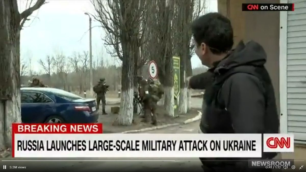 Amerykańskiemu korespondentowi stacji CNN udało się zarejestrować rosyjskich spadochroniarzy, którzy przygotowywali się do zajęcia lotniska znajdującego się zaledwie 25 km od Kijowa (fot. CNN)