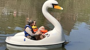 Majówka na Bulwarze Marszałka Józefa Piłsudskiego w Sandomierzu. Na wodzie kaczki, statki, łodzie