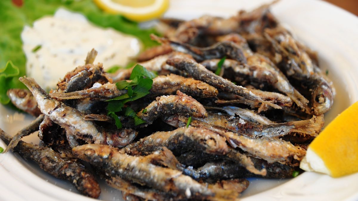 Smażone szprotki to zdrowszy wybór od wielkich ryb morskich