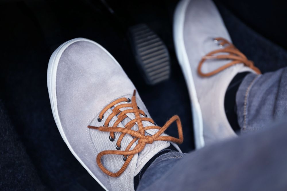 Buty do jazdy samochodem – jakie obuwie wybrać, aby zapewnić sobie komfort podczas podróży?