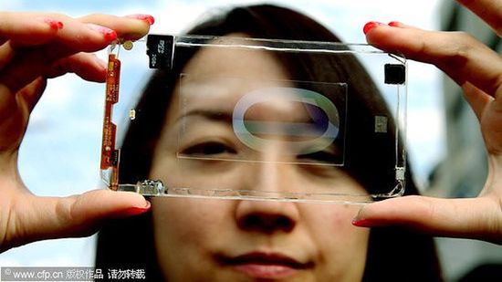 Przeźroczysty telefon to już nie fikcja - może trafić do sprzedaży jeszcze w tym roku 1