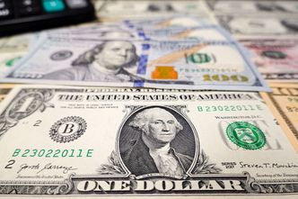 Tak tani nie był od miesięcy. Dolar spadł poniżej bariery