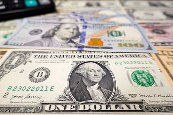 Tak tani nie był od miesięcy. Dolar spadł poniżej bariery