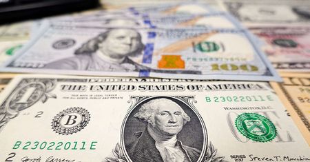 Tak tani nie był od miesięcy. Dolar spadł poniżej bariery