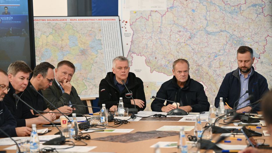 Donald Tusk, Tomasz Siemoniak, W�adys�aw Kosiniak-Kamysz, Macin Kierwi�ski, Dariusz Klimczak, Jan Grabiec
Wroc�aw, 21.09.2024. Premier Donald Tusk (2P), wicepremier, minister obrony narodowej W�adys�aw Kosiniak-Kamysz (P), szef MSWiA Tomasz Siemoniak (3P), by�y szef MSWiA, europose� Marcin Kierwi�ski (4P), minister infrastruktury Dariusz Klimczak (5P) i szef KPRM Jan Grabiec (6P) podczas narady sztabu kryzysowego we Wroc�awiu, 21 bm. W trakcie spotkania om�wiona zosta�a bie��ca sytuacja powodziowa w po�udniowo-zachodniej Polsce. (mr) PAP/Maciej Kulczy�ski
Maciej Kulczy�ski
kryzysowy kryzysowego, narada, odprawa, pogoda, polityk, polityka, sztab kryzysowy, sztab sztabu, zagro�enie