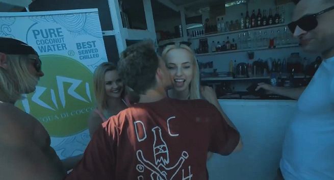 Dzień z życia imprezowicza w spocie sprzętu Haier (wideo)