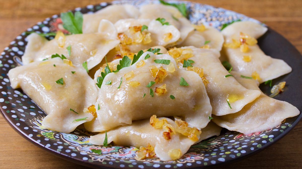 Przepis na pierogi chłopskie z ziemniakami i serem żółtym