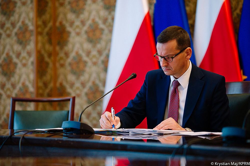 Premier Mateusz Morawiecki i jego współpracownicy muszą zdecydować: ile osób odejdzie z budżetówki