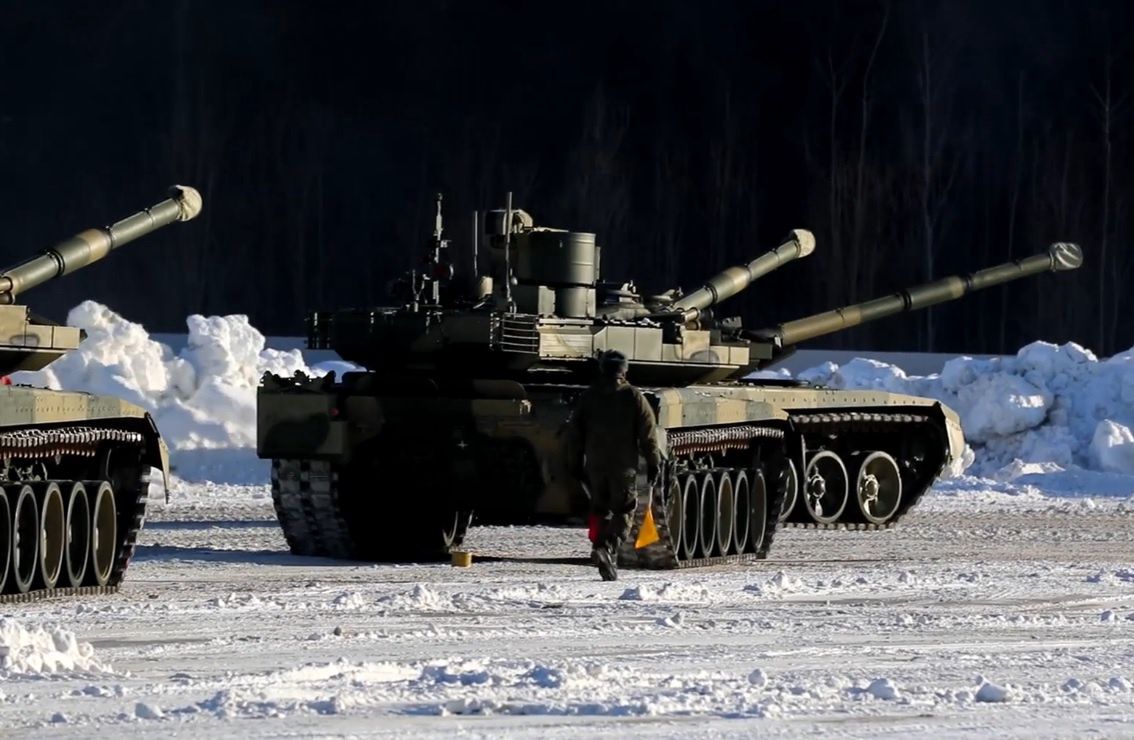 Rosja: czołgi T-90M pod Moskwą [Zobacz wideo]