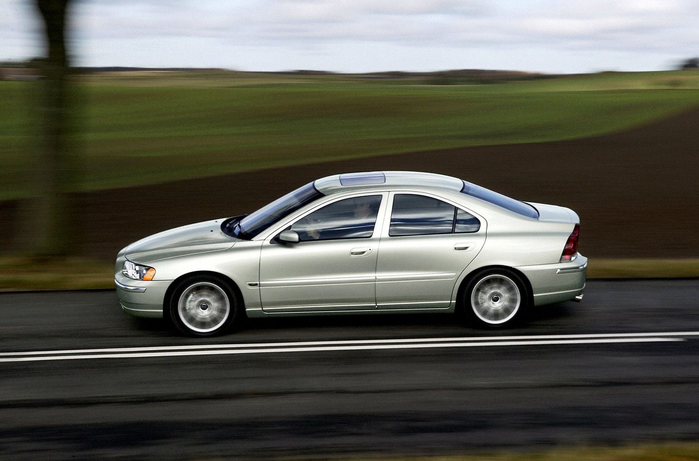 Volvo S60 T5 to już odmiana usportowiona, ale nie sportowa. 260-konny silnik 2.4 T daje mu jednak świetne osiągi.