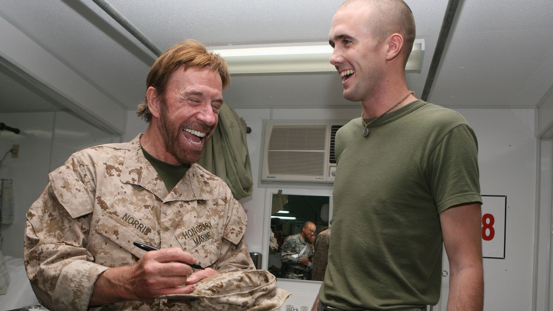 Chucka Norrisa żegna piechota USA. Marines ze specjalnym wpisem