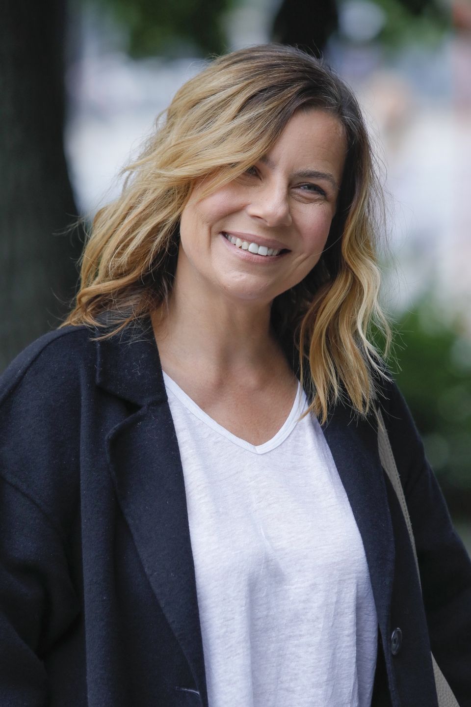 Agata Kulesza rozdaje autografy przed studio "Dzień dobry TVN"