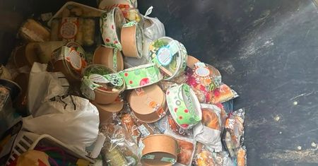 Dziesiątki posiłków od Ślimak Catering w koszu na osiedlu. Firma reaguje po naszej interwencji