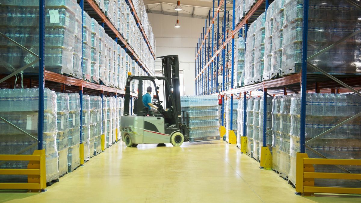 Caia VCD059 Industrial Cycle
Worker moving pallets with forklift in warehouse
Martin Barraud