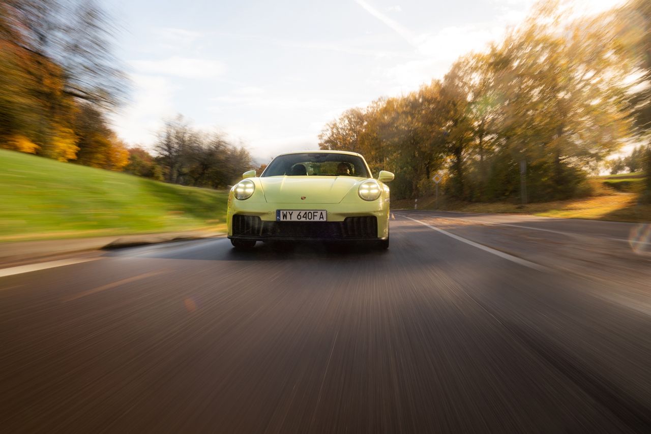 Porsche 918 Spyder vs Porsche 911 Carrera 4 GTS