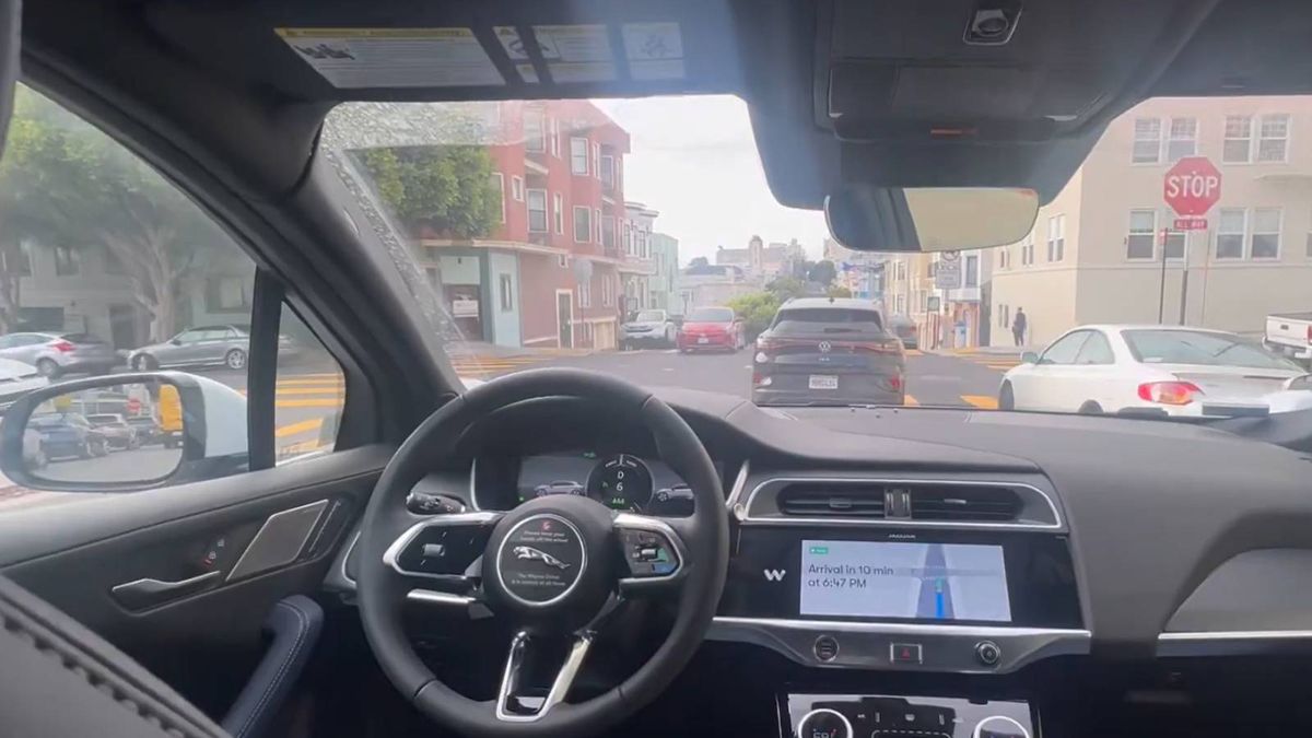 Jechał przez San Francisco bez kierowcy. Samochód prowadził się sam