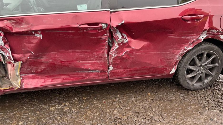  Toyota uderzyła w BMW na trasie Legnica-Złotoryja (źródło: KMP Legnica)