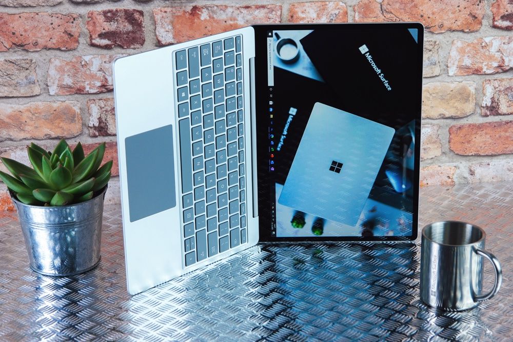 Microsoft Surface Laptop Go widok bokiem