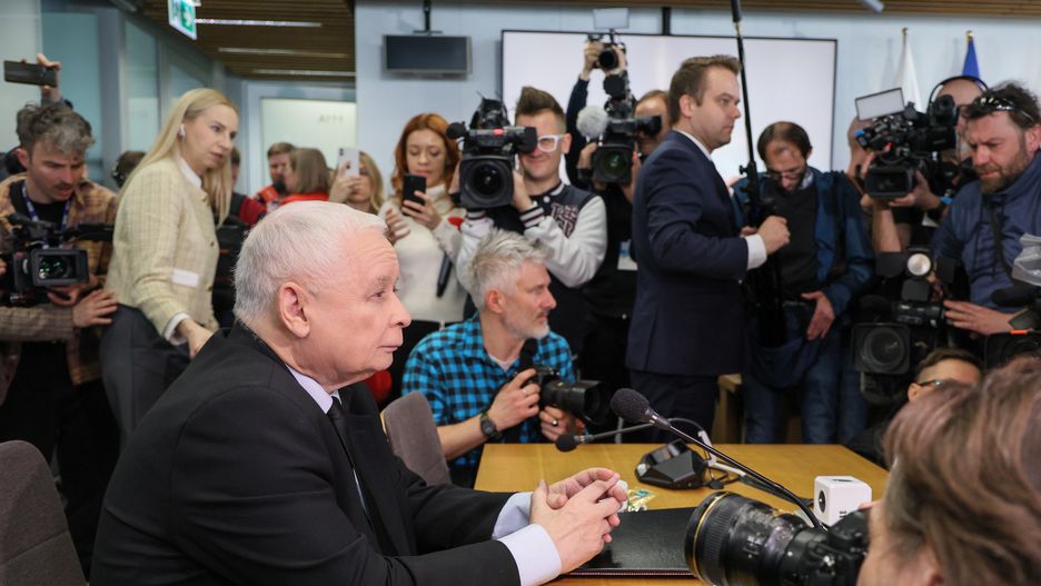 Warszawa, 15.03.2024. Wezwany na świadka prezes PiS Jarosław Kaczyński (C-L) podczas posiedzenia komisji śledczej ds. Pegasusa w Sejmie w Warszawie, 15 bm. Komisja ma zbadać legalność, prawidłowość i celowość czynności podejmowanych z wykorzystaniem oprogramowania Pegasus. (jm) PAP/Paweł Supernak