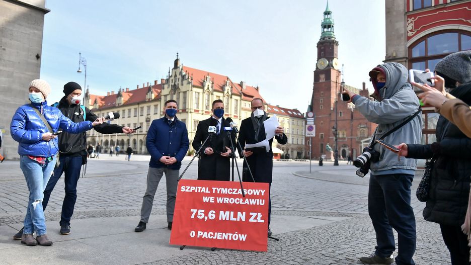Koronawirus. Kontrola poselska KO w szpitalu tymczasowym. Opozycja chce otwarcia wszystkich placówek