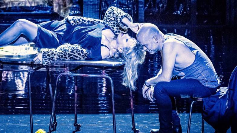 "Mała Apokalipsa 20XX": Samospalenie w neonowej Warszawie