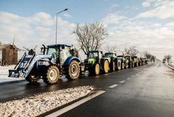 Rolnicy od rana blokują drogę. "Grzęźniemy w bagnie"