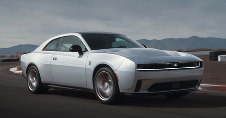 Długi, ciężki i na prąd. Dodge pokazał nowego Chargera