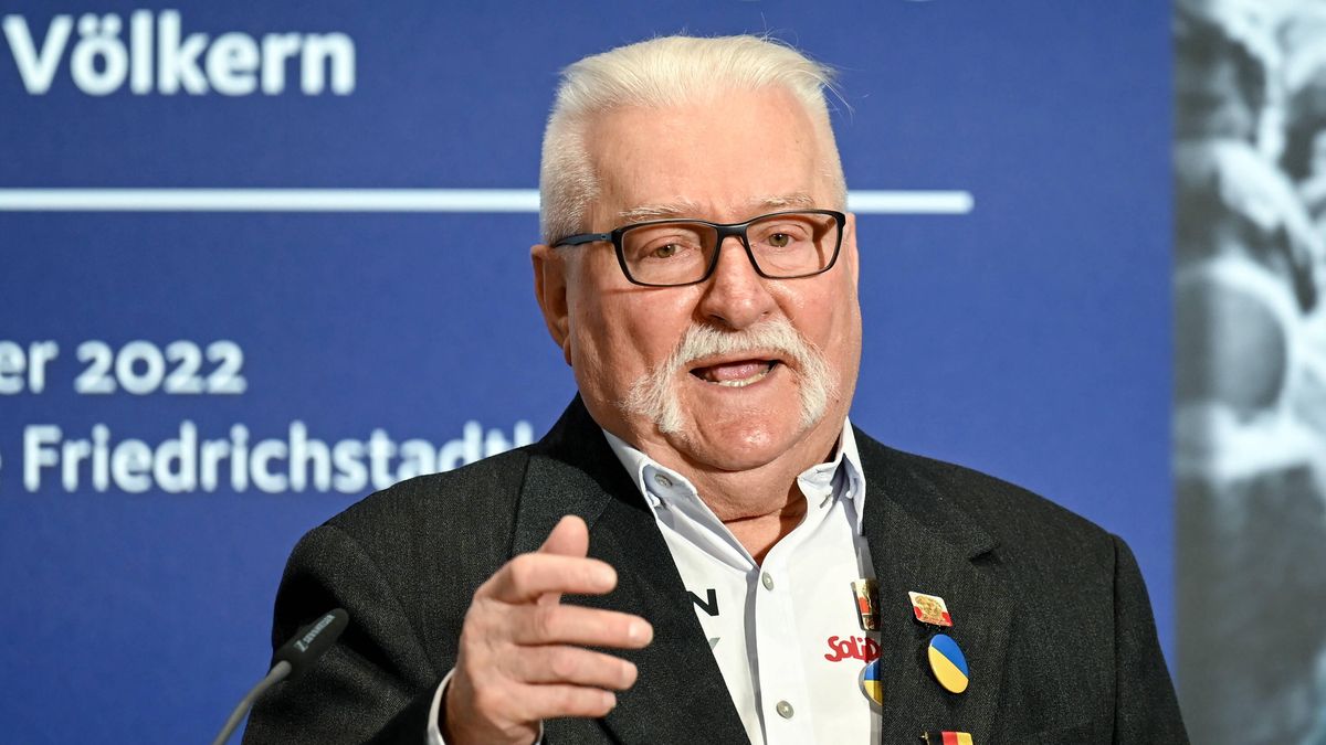 Award for services to reconciliation
26 September 2022, Berlin: Lech Walesa, Nobel Peace Prize laureate, former leader of the Solidarnosc trade union and former President of Poland, delivers a speech after being awarded the "Golden Medal for services to reconciliation and understanding among peoples". Photo: Britta Pedersen/dpa 
Dostawca: PAP/DPA
Britta Pedersen
Awards, Poland
