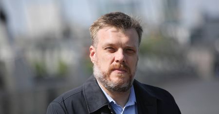Adrian Zandberg na hot-dogu ze stacji Orlen. W sieci zawrzało