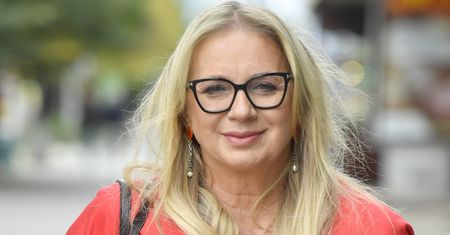 Nietypowy kolor kurtki. To doskonała inspiracja dla dojrzałych kobiet