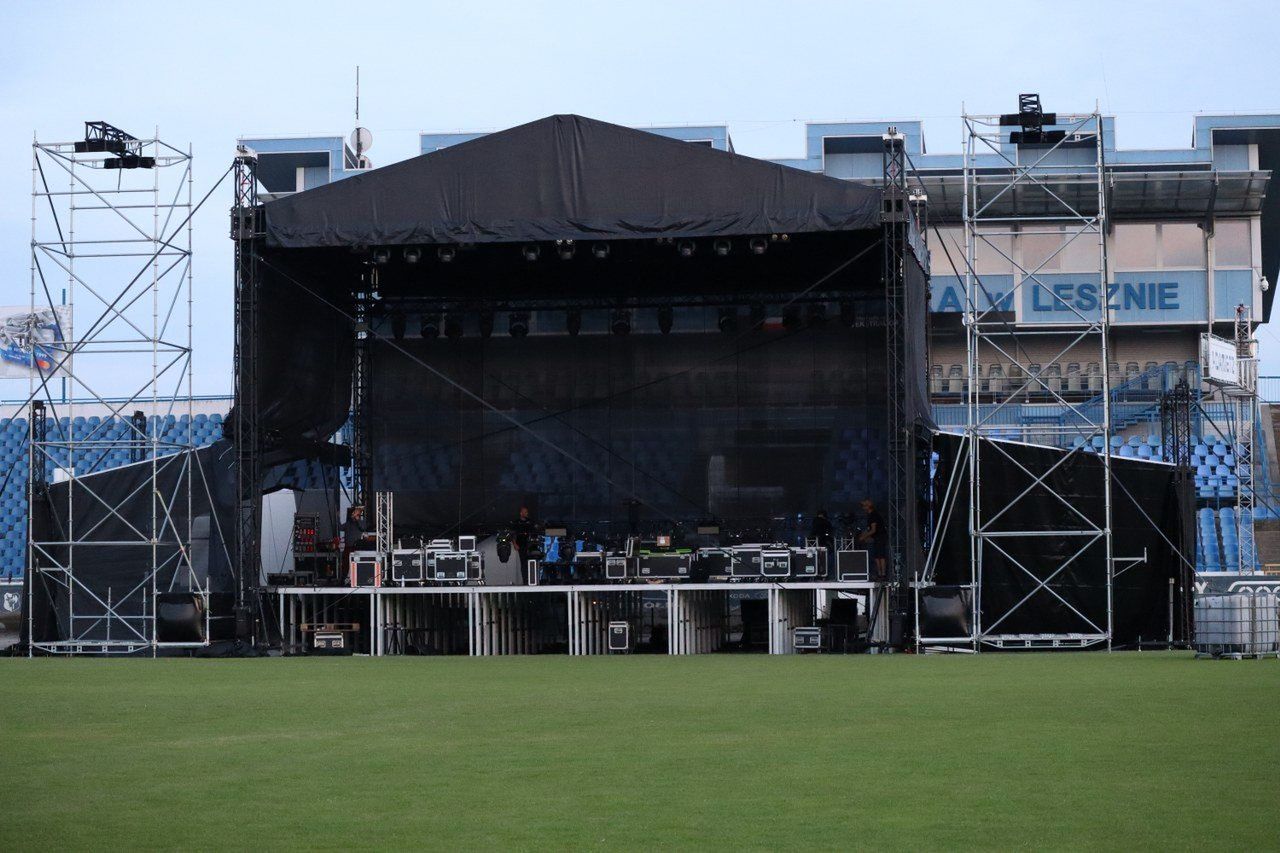 Scena już stoi! Czas na ostatnie przygotowania do wielkiego koncertu z okazji Dni Leszna na stadionie im. Alfreda Smoczyka
