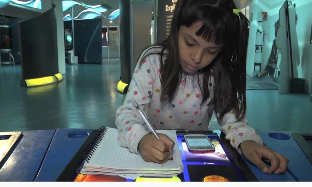 Adhara skończyła liceum w wieku 8 lat