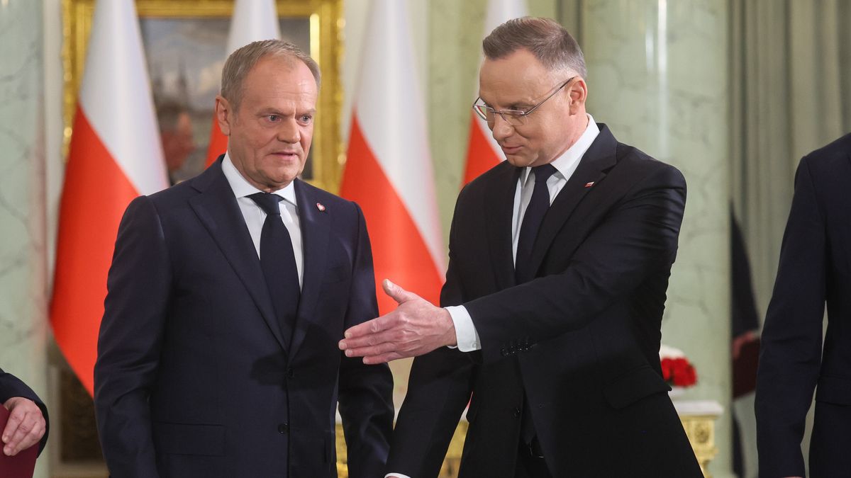 Warszawa, 13.05.2024. Prezydent RP Andrzej Duda (2P) i premier Donald Tusk (2L) oraz koordynator służb specjalnych oraz nowo powołany minister spraw wewnętrznych i administracji Tomasz Siemoniak (L) i nowo powołany minister aktywów państwowych Jakub Jaworowski (P) podczas uroczystości powołania nowych członków Rady Ministrów, 13 bm. w Pałacu Prezydenckim w Warszawie. (mr) PAP/Leszek Szymański