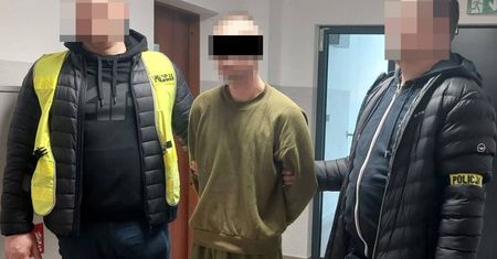 Brutalny atak na klatce schodowej. Kilkukrotnie ranił nożem 21-latka. Lekarze walczą o jego życie