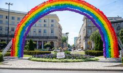 Warszawa. Tęcza ponownie na pl. Zbawiciela. "Dziś ostatni dzień #pridemonth"