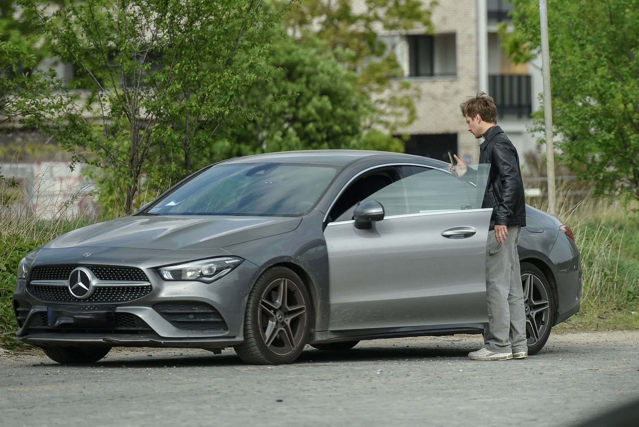 Maciej Musiał zaparkował mercedesa za 200 tysięcy na zakazie