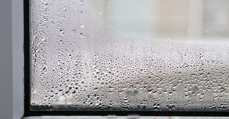 Najtańszy sposób na zimowy problem. Ustaw przy oknie na noc, a załatwi sprawę